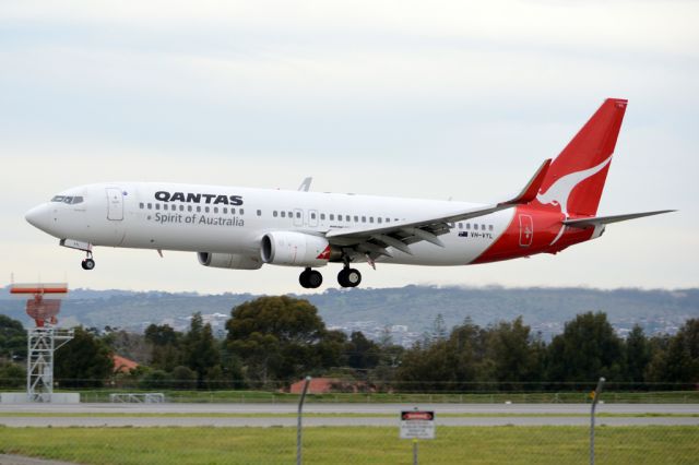 Boeing 737-800 (VH-VYL) - About to put down on runway 05. Thursday, 19 June 2014.