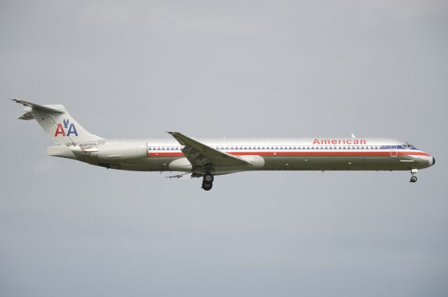 McDonnell Douglas MD-82 (N597AA) - XSeen at KDCA on 5/22/2011.