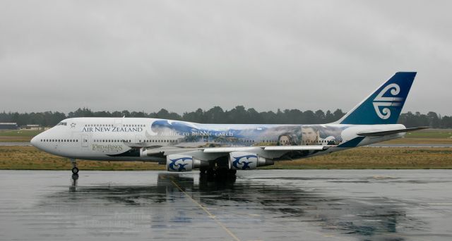 Boeing 747-400 (ZK-SUJ) - Beautiful isnt it air new zealand had two of this mighty heavies painted up in The Lord of the rings trilogy from the movie and a B763 ZK-NZG now they have being retired from the fleet Both ZK-SUJ, ZK-NBV were sold