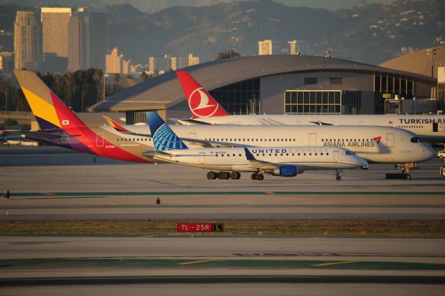 EMBRAER 175 (long wing) (N625UX)