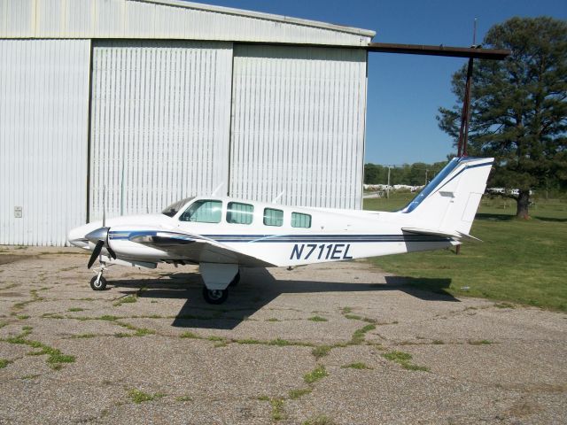 Beechcraft Baron (58) (N711EL)