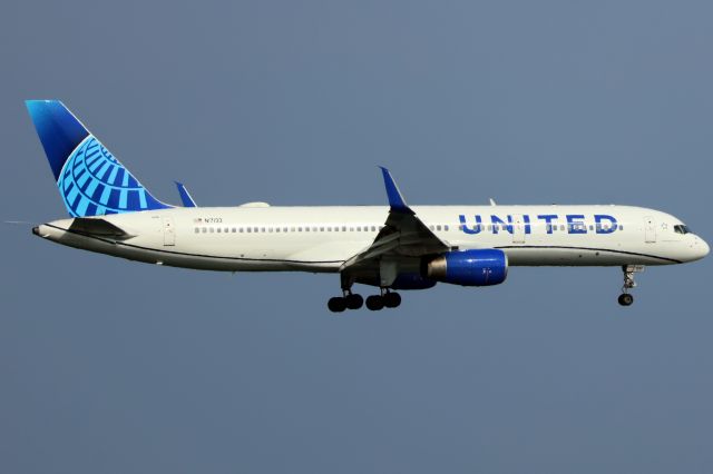 Boeing 757-200 (N17133) - EWR weather diversion