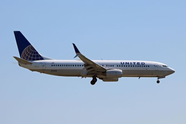 Boeing 737-800 (N12218) - UAL731 (N12218, cn 28778) on final for RWY 24L.