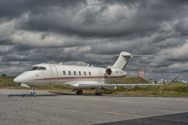 Canadair Challenger 350 (N777QS)