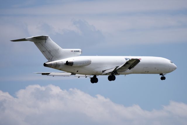 BOEING 727-200 (N216WE) - 2ND TO LAST 727 BUILT. LANDING 23-R AT KIND 05-15-18