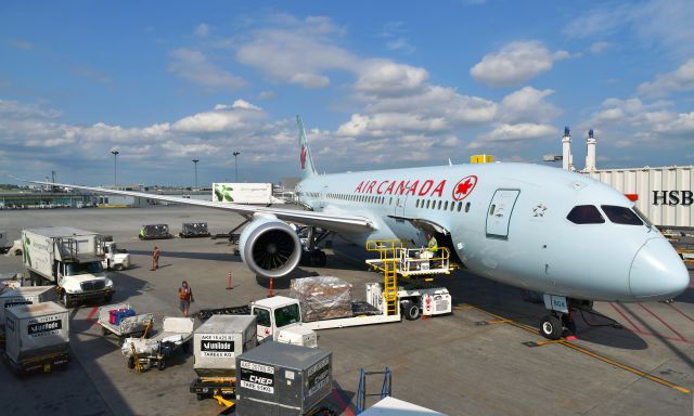 Boeing 787-8 (C-GHPV) - Air Canada Boeing 787-8 Dreamliner C-GHPV in Montréal 