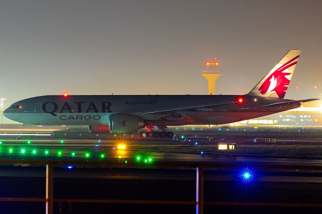 Boeing 777-200 (A7-BFH) - lineup to rwy 18