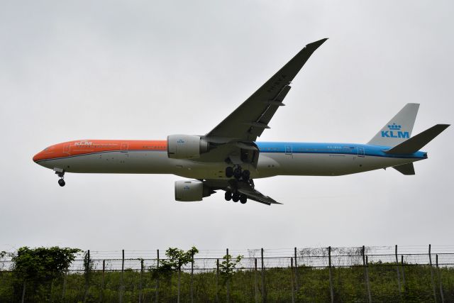 BOEING 777-300ER (PH-BVA) - ＮＲＴ１６Ｒ↓