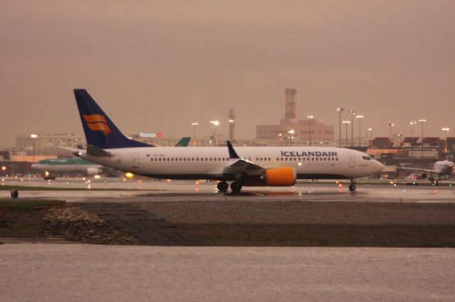 Boeing 737 MAX 8 (TF-ICY) - This Icelandair B738 Max arrives after heavy rain and thunderstorms and the last rays of sun came out after the storms.