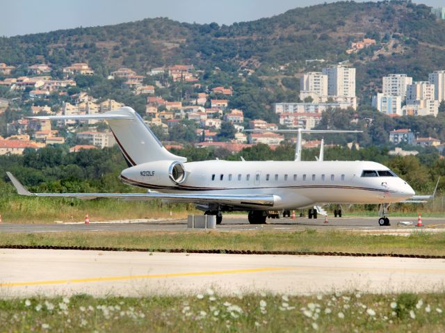 Bombardier Global Express (N212LF) - 25 JUL 2015 from entry of rwy 31