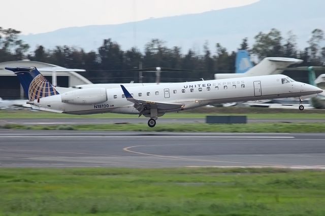 Embraer ERJ-145 (N18120)