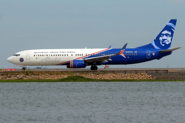 Boeing 737-900 (N265AK) - Alaskas Honoring Those Who Serve taxiing to 22R