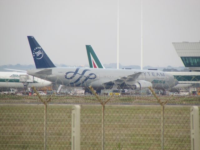 Boeing 777-200 (EI-DDH)
