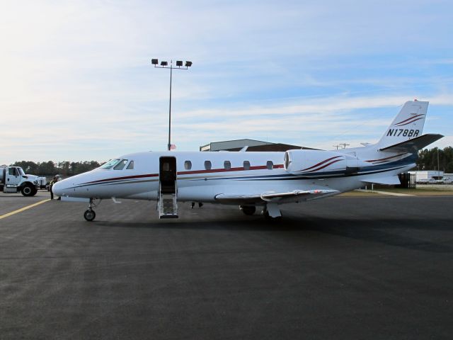 Cessna Citation Excel/XLS (N178BR) - Clearing customs.