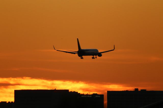 BOEING 767-300 (N335UP)