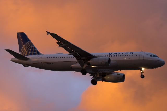 Airbus A320 (N427UA)