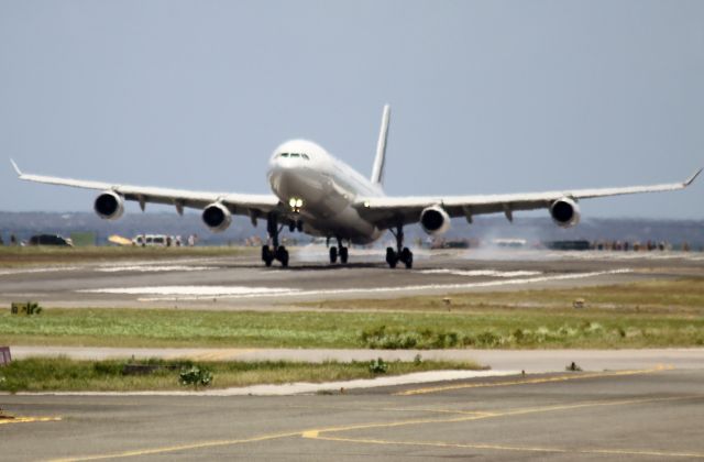 Airbus A340-300 (F-GLZO)