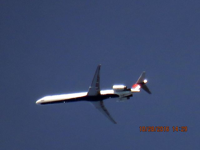 McDonnell Douglas MD-90 (N943DN)