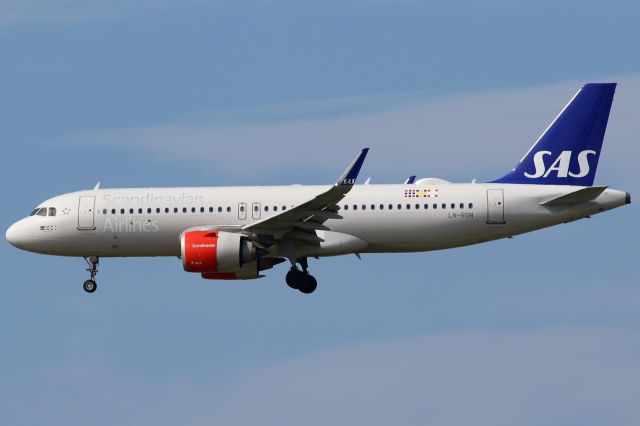 Airbus A320 (LN-RGN)