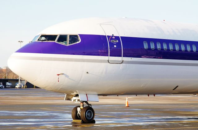 Boeing 727-100 (N17773) - Private 727 carrying the NBA Chicago Bulls basketball team to Boston !