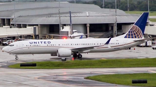 Boeing 737 MAX 9 (N47505) - Double beacon of the United MAX9!!!