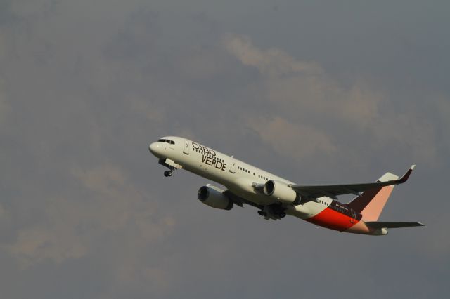 Boeing 757-200 (D4-CCG)