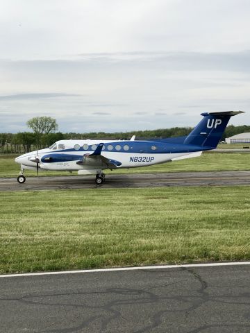 N832UP — - Wheels Up King Air 350i taxing to Runway 11 for a southbound departure.  The main runway at HPN, Runway 16/34 has been closed for runway resurfacing.    