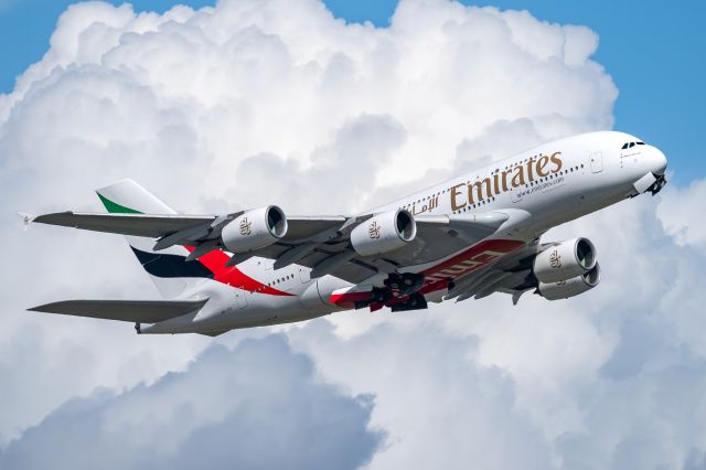 Airbus A380-800 (A6-EOI) - take off 17R