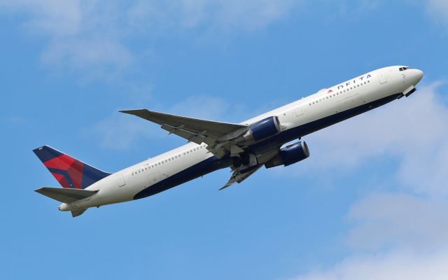 BOEING 767-400 (N833MH) - delta b767-400er n833mh dep shannon today after diverting in a few days earlier 6/5/16.