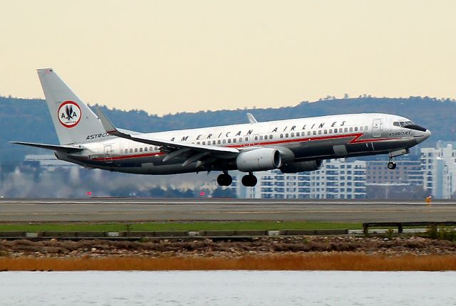 Boeing 737-800 (N951AA) - Americans Astrojet arriving from Miami