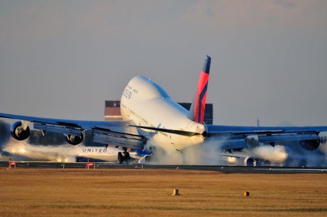 Boeing 747-400 (N668US) - 2012/12/24