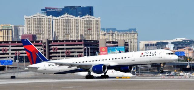 BOEING 757-300 (N584NW)