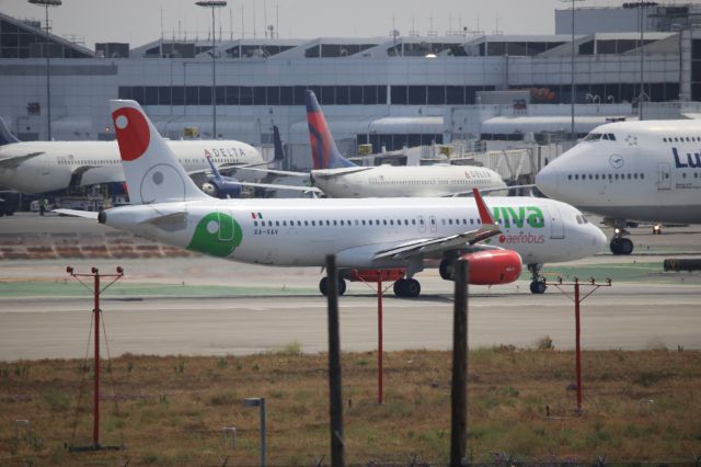 Airbus A320 (XA-VAV)