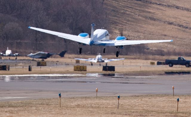 Beechcraft Twin Bonanza (N695PV)