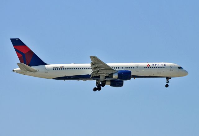 Boeing 757-200 (N6714Q)