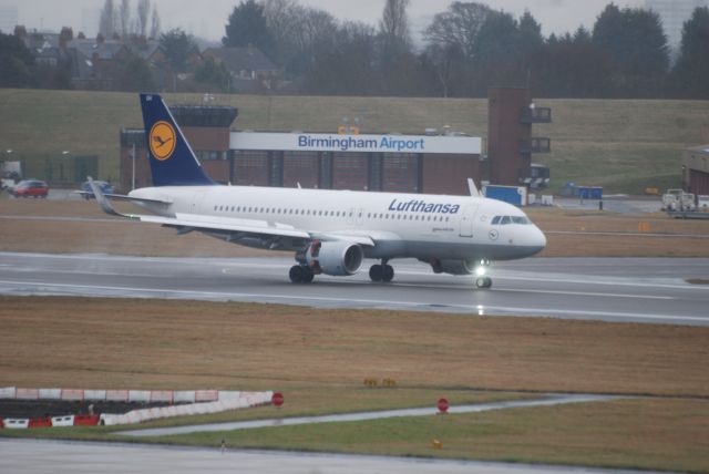 Airbus A320 (D-AIUH) - Just landed at Birmingham