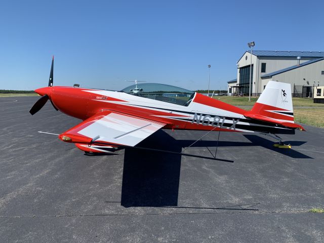 EXTRA EA-300 (N68LX) - Slick Extra 330LX on the ramp at MJX.