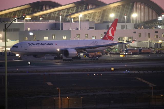 BOEING 777-300ER (TC-LJK)