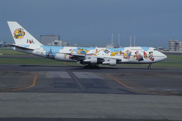 BOEING 747SR (JA8142) - Taxing at Tokyo-Haneda Intl Airport on 1994/07/31 " JAL Dream Express c/s "