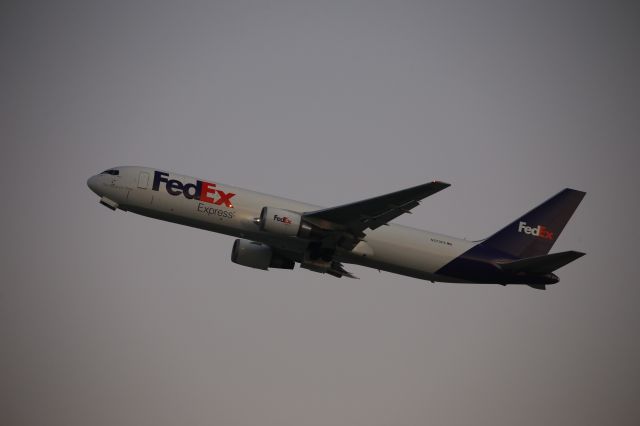 BOEING 767-300 (N270FE)