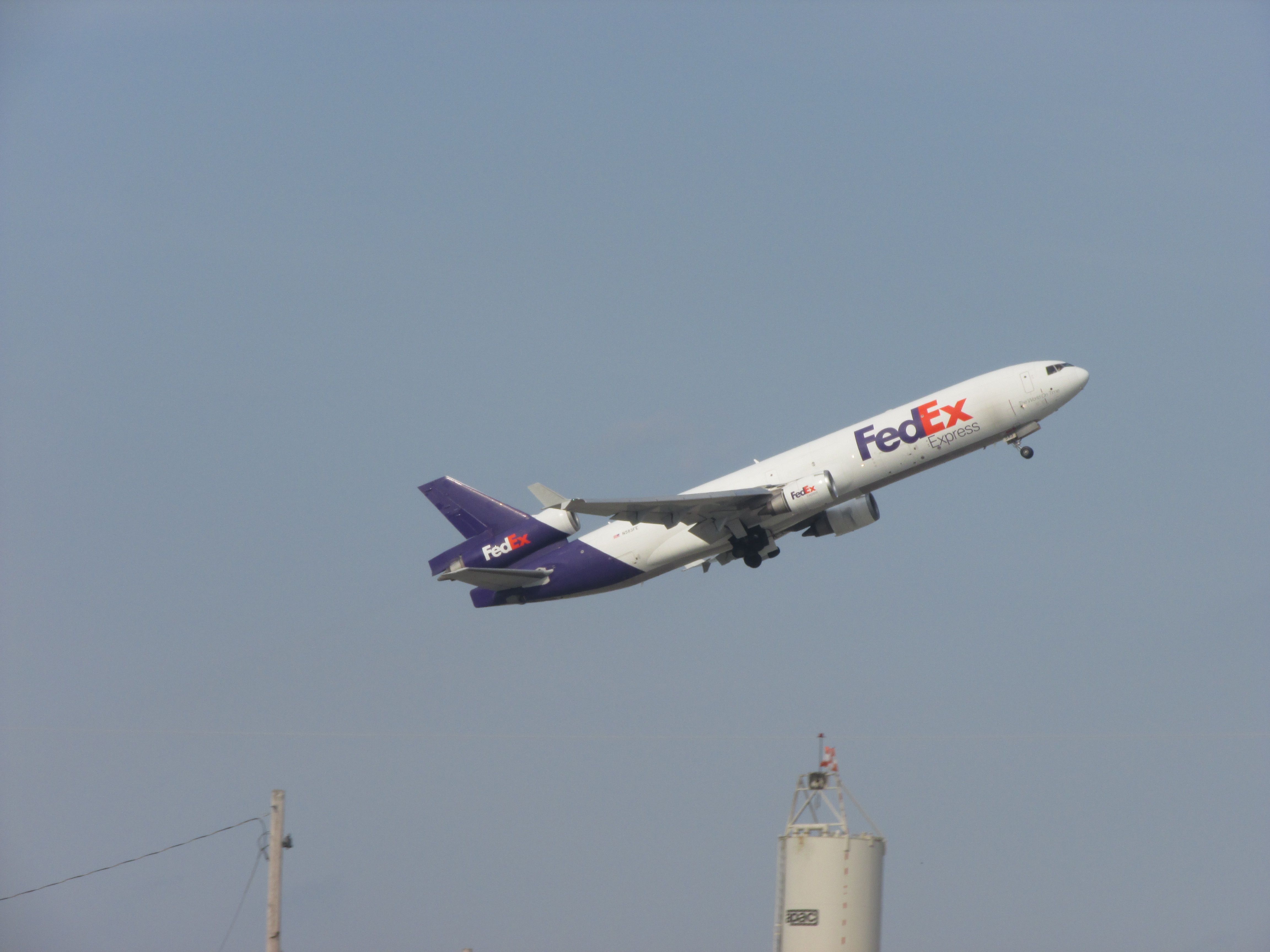 Boeing MD-11 (N583FE) - That steep takeoff with that Md-11 from Memphis.During the sunday rush!!