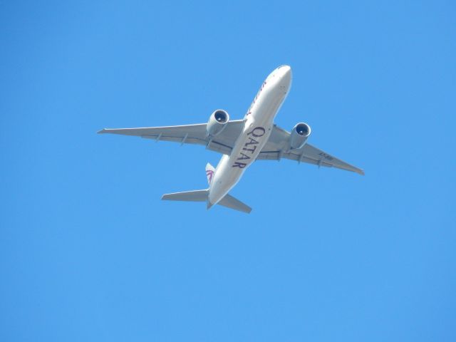 Boeing 777-200 (A7-BBI) - A7-BBI on approach to KDFW. Picture take from my backyard. A7-BBI was at about 2500-3000 ft.