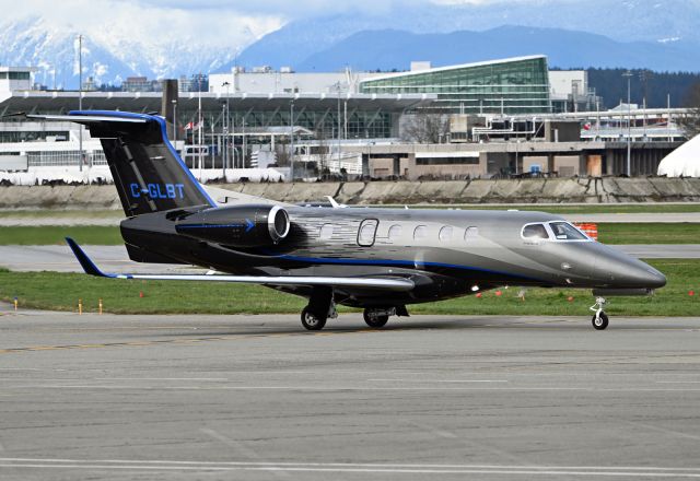 Embraer Phenom 300 (C-GLBT)