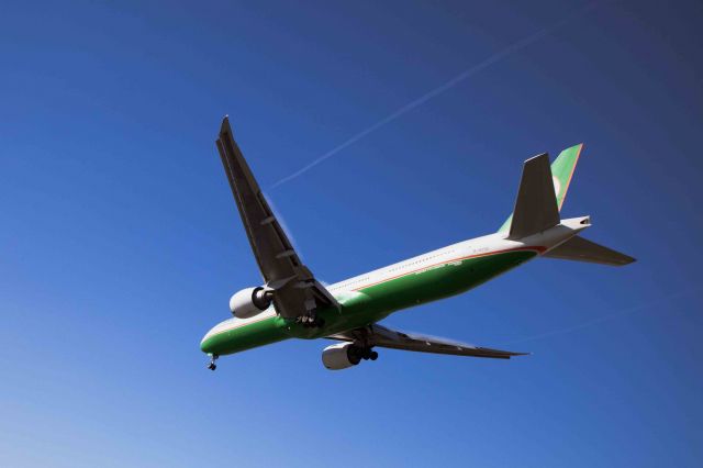 Boeing 777-200 (B-16705) - LAX