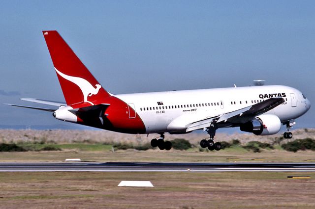 — — - QANTAS - BOEING 767-238 - REG : VH-EAQ (CN 23896/183) - KINGSFORD SMITH SYDNEY NSW. AUSTRALIA - YSSY 28/6/1988 35MM SLIDE SCANNED WITH A EPSON PERFECTION V700 FLATBED SCANNER. SCANNED AT 6400 DPI.