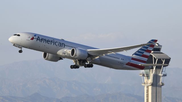 Boeing 787-9 Dreamliner (N823AN) - Departing LAX on 25R