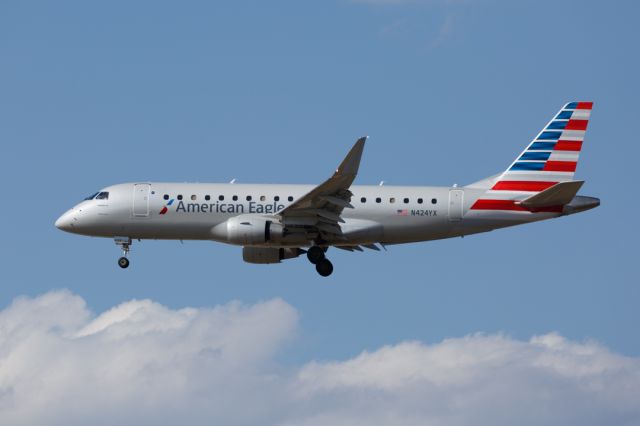 Embraer 170/175 (N424YX) - RPA4279 arriving at KORD from KIAH.