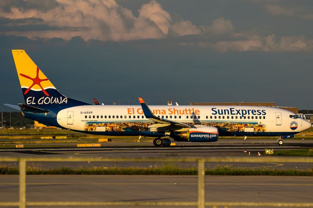 Boeing 737-800 (D-ASXP) - evening sun, rwy 18