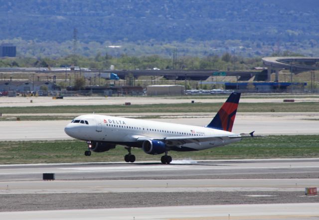 Airbus A320 (N365NW)