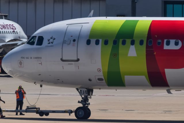 Airbus A321 (CS-TJE) - Ground crew giving a thumbs up for this one headed back to Lisbon